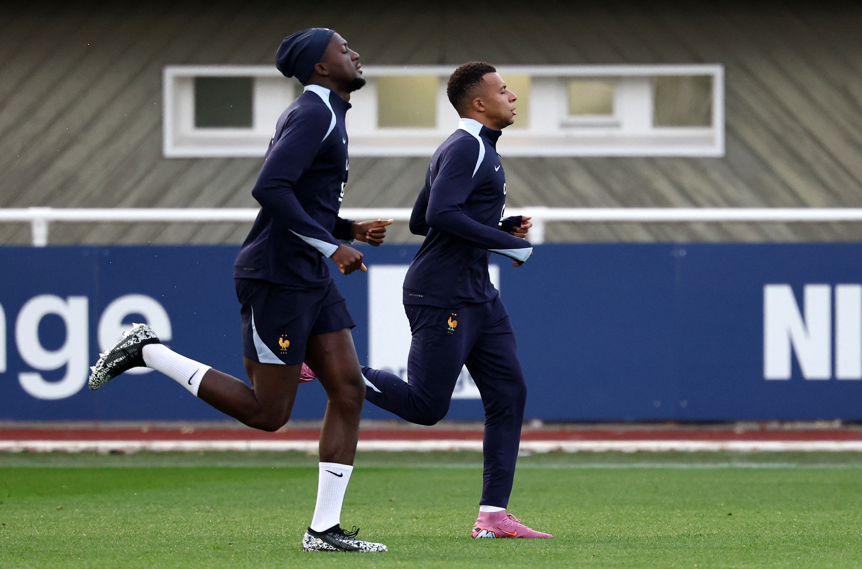 今晚里尔备战意甲赛前法兰克福调整名单以备法甲，夏洛特黄蜂迎欧篮联关键赛瞬间刷屏的简单介绍