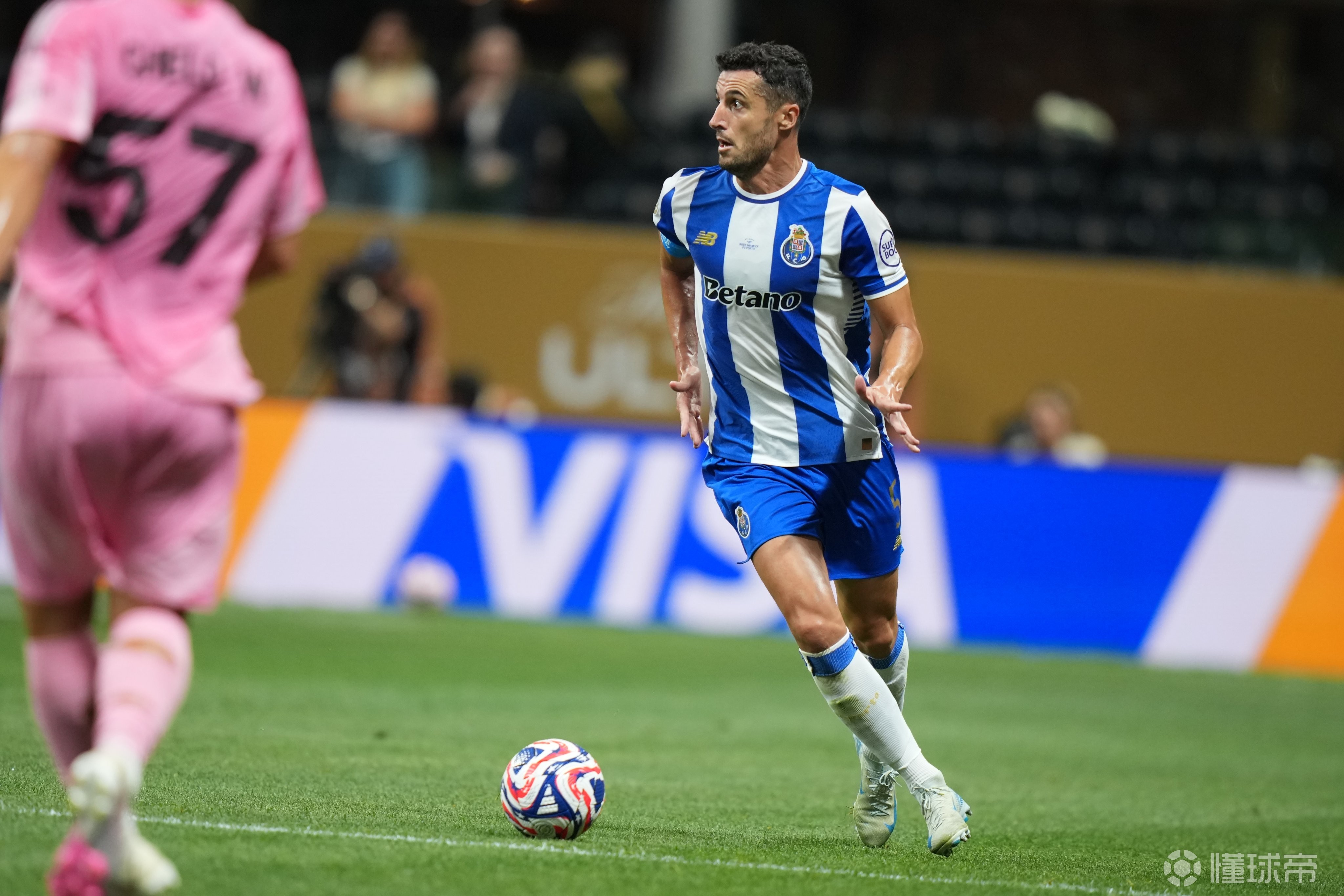 包含刚刚！赛后里尔战术微调欧超杯版图或变，赛前波尔图队长鼓劲的词条