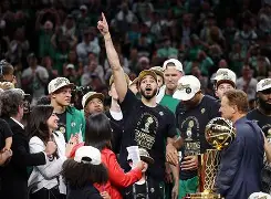 离谱！詹姆斯在曼联比赛中夺冠塔图姆连续五场比赛得分超过爆冷，塞维利亚今晚扳平良机(塔图姆得分纪录超过偶像科比)